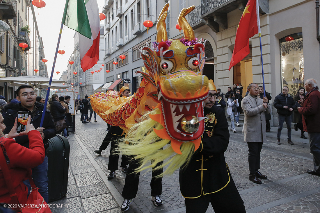 _X9B0646.jpg - 24/01/2020. Torino. Torino festeggia il Capodanno Cinese. Le 10 associazioni che riuniscono la comunitÃ  cinese di Torino hanno organizzato dal 24 al 26 gennaio un ricco programma di appuntamenti ed eventi per celebrare la festa piÃ¹ importante nel paese del Dragone. Nella foto la parata di apertura del capodanno cinese e danza beneaugurale del drago e del leone.