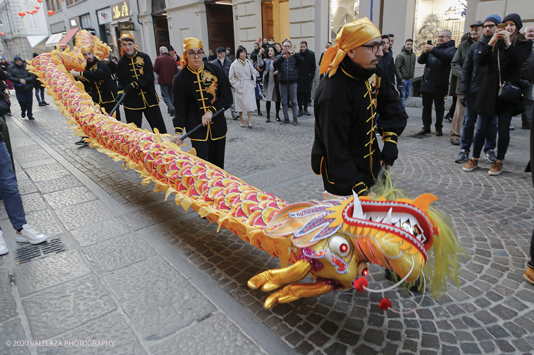 _X9B0653.jpg - 24/01/2020. Torino. Torino festeggia il Capodanno Cinese. Le 10 associazioni che riuniscono la comunitÃ  cinese di Torino hanno organizzato dal 24 al 26 gennaio un ricco programma di appuntamenti ed eventi per celebrare la festa piÃ¹ importante nel paese del Dragone. Nella foto la parata di apertura del capodanno cinese e danza beneaugurale del drago e del leone.