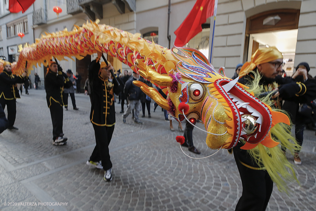 _X9B0657.jpg - 24/01/2020. Torino. Torino festeggia il Capodanno Cinese. Le 10 associazioni che riuniscono la comunitÃ  cinese di Torino hanno organizzato dal 24 al 26 gennaio un ricco programma di appuntamenti ed eventi per celebrare la festa piÃ¹ importante nel paese del Dragone. Nella foto la parata di apertura del capodanno cinese e danza beneaugurale del drago e del leone.