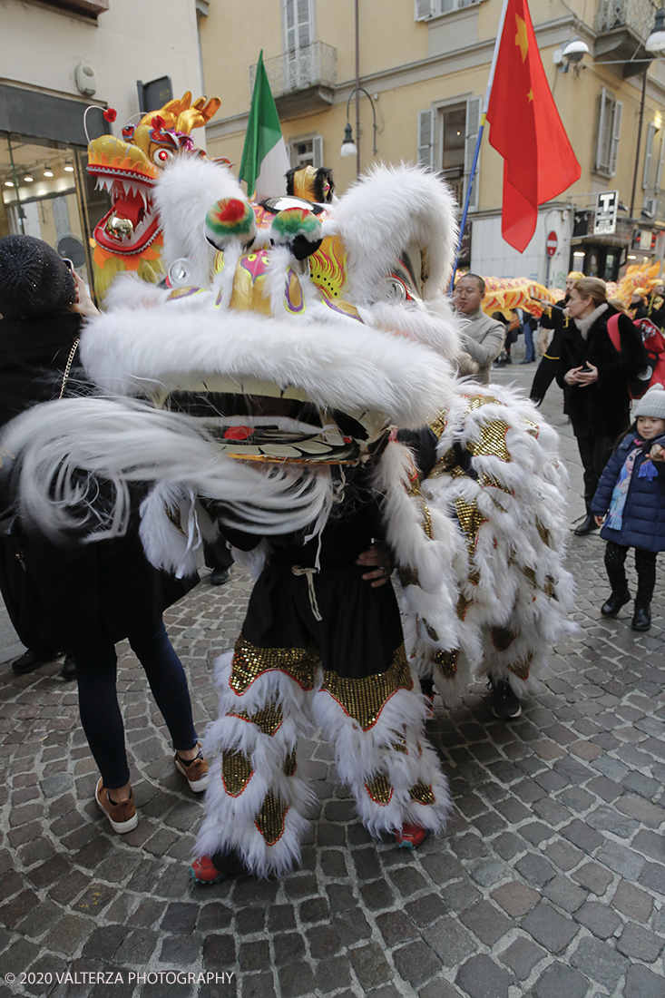 _X9B0669.jpg - 24/01/2020. Torino. Torino festeggia il Capodanno Cinese. Le 10 associazioni che riuniscono la comunitÃ  cinese di Torino hanno organizzato dal 24 al 26 gennaio un ricco programma di appuntamenti ed eventi per celebrare la festa piÃ¹ importante nel paese del Dragone. Nella foto la parata di apertura del capodanno cinese e danza beneaugurale del drago e del leone.