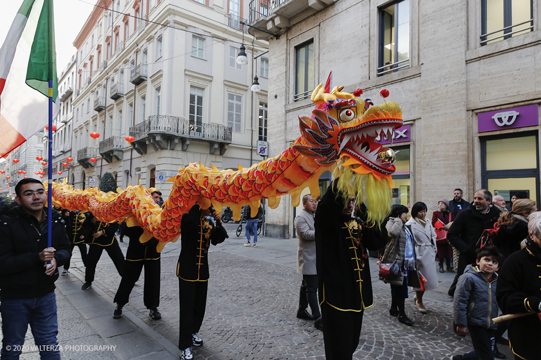 _X9B0674.jpg - 24/01/2020. Torino. Torino festeggia il Capodanno Cinese. Le 10 associazioni che riuniscono la comunitÃ  cinese di Torino hanno organizzato dal 24 al 26 gennaio un ricco programma di appuntamenti ed eventi per celebrare la festa piÃ¹ importante nel paese del Dragone. Nella foto la parata di apertura del capodanno cinese e danza beneaugurale del drago e del leone.