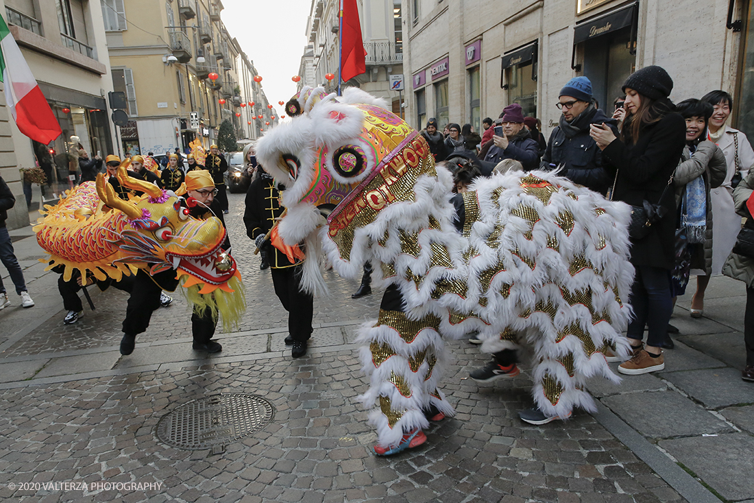 _X9B0699.jpg - 24/01/2020. Torino. Torino festeggia il Capodanno Cinese. Le 10 associazioni che riuniscono la comunitÃ  cinese di Torino hanno organizzato dal 24 al 26 gennaio un ricco programma di appuntamenti ed eventi per celebrare la festa piÃ¹ importante nel paese del Dragone. Nella foto la parata di apertura del capodanno cinese e danza beneaugurale del drago e del leone.