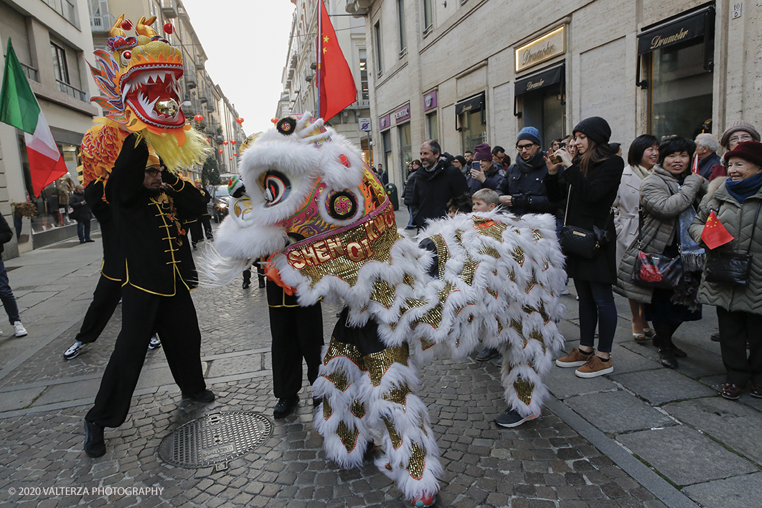 _X9B0702.jpg - 24/01/2020. Torino. Torino festeggia il Capodanno Cinese. Le 10 associazioni che riuniscono la comunitÃ  cinese di Torino hanno organizzato dal 24 al 26 gennaio un ricco programma di appuntamenti ed eventi per celebrare la festa piÃ¹ importante nel paese del Dragone. Nella foto la parata di apertura del capodanno cinese e danza beneaugurale del drago e del leone.