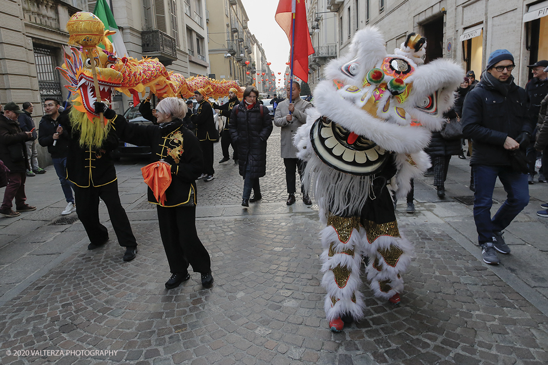 _X9B0708.jpg - 24/01/2020. Torino. Torino festeggia il Capodanno Cinese. Le 10 associazioni che riuniscono la comunitÃ  cinese di Torino hanno organizzato dal 24 al 26 gennaio un ricco programma di appuntamenti ed eventi per celebrare la festa piÃ¹ importante nel paese del Dragone. Nella foto la parata di apertura del capodanno cinese e danza beneaugurale del drago e del leone.