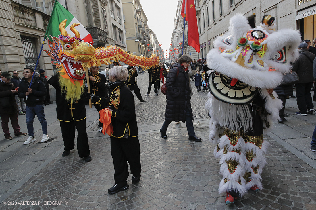 _X9B0711.jpg - 24/01/2020. Torino. Torino festeggia il Capodanno Cinese. Le 10 associazioni che riuniscono la comunitÃ  cinese di Torino hanno organizzato dal 24 al 26 gennaio un ricco programma di appuntamenti ed eventi per celebrare la festa piÃ¹ importante nel paese del Dragone. Nella foto la parata di apertura del capodanno cinese e danza beneaugurale del drago e del leone.