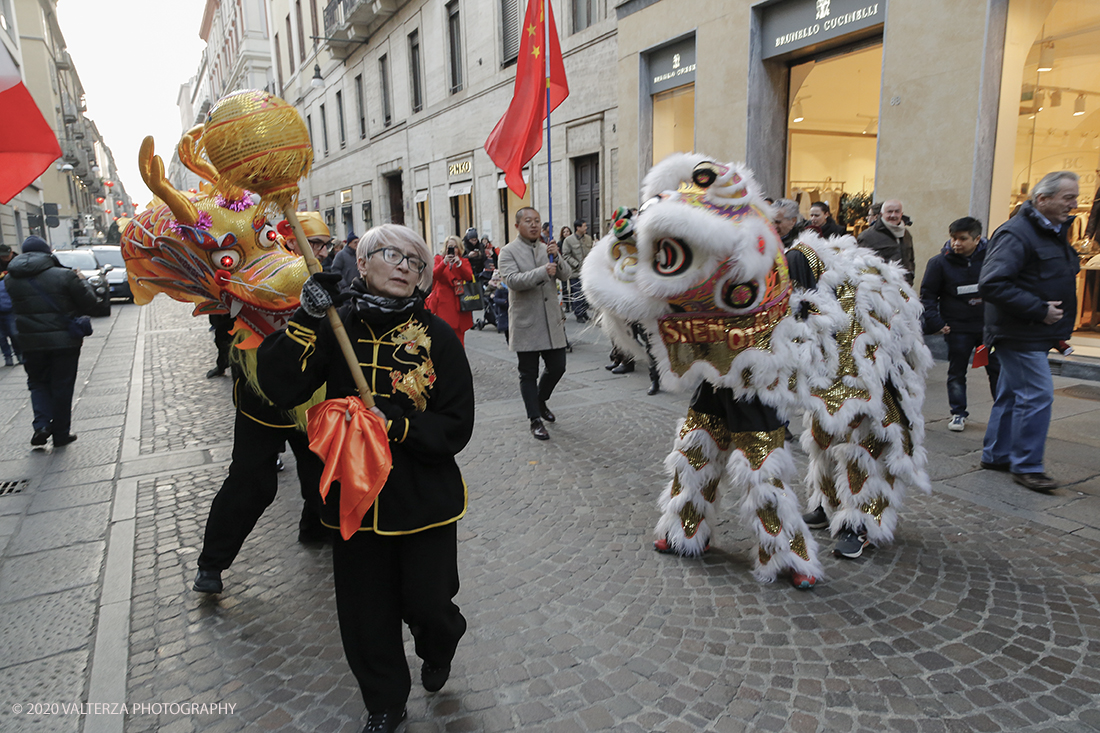 _X9B0729.jpg - 24/01/2020. Torino. Torino festeggia il Capodanno Cinese. Le 10 associazioni che riuniscono la comunitÃ  cinese di Torino hanno organizzato dal 24 al 26 gennaio un ricco programma di appuntamenti ed eventi per celebrare la festa piÃ¹ importante nel paese del Dragone. Nella foto la parata di apertura del capodanno cinese e danza beneaugurale del drago e del leone.