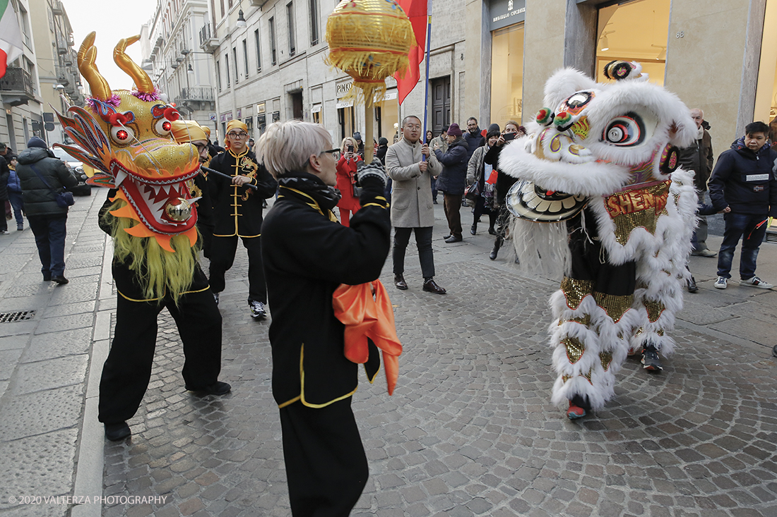 _X9B0731.jpg - 24/01/2020. Torino. Torino festeggia il Capodanno Cinese. Le 10 associazioni che riuniscono la comunitÃ  cinese di Torino hanno organizzato dal 24 al 26 gennaio un ricco programma di appuntamenti ed eventi per celebrare la festa piÃ¹ importante nel paese del Dragone. Nella foto la parata di apertura del capodanno cinese e danza beneaugurale del drago e del leone.