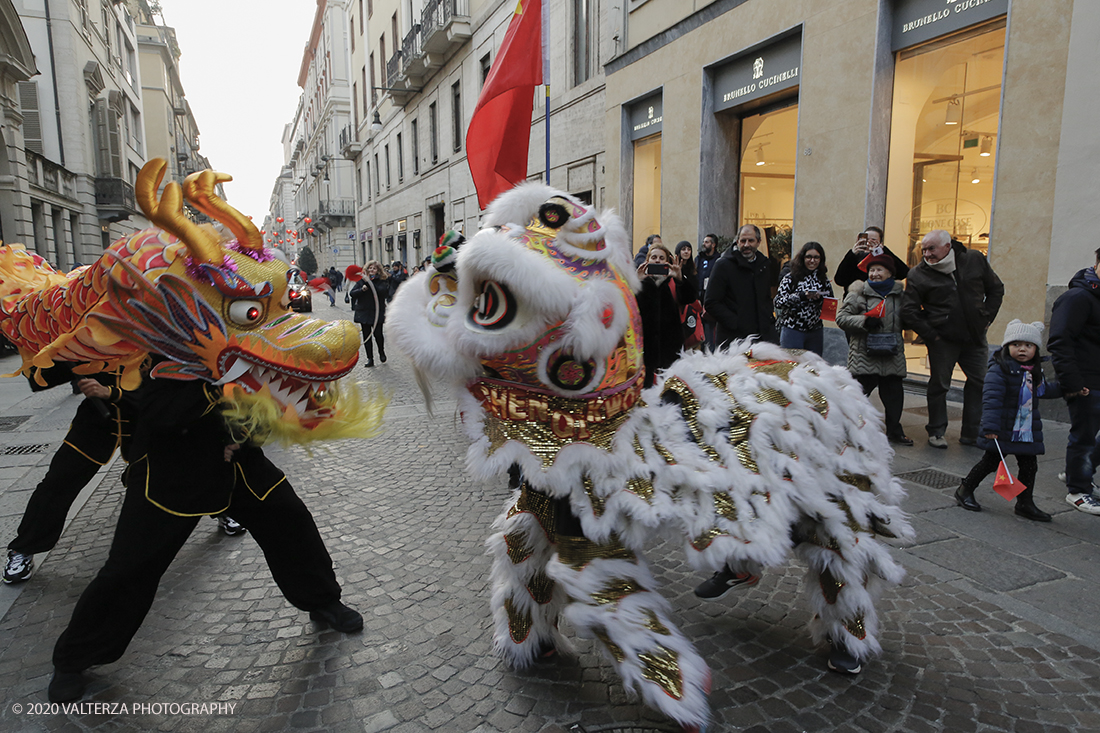 _X9B0735.jpg - 24/01/2020. Torino. Torino festeggia il Capodanno Cinese. Le 10 associazioni che riuniscono la comunitÃ  cinese di Torino hanno organizzato dal 24 al 26 gennaio un ricco programma di appuntamenti ed eventi per celebrare la festa piÃ¹ importante nel paese del Dragone. Nella foto la parata di apertura del capodanno cinese e danza beneaugurale del drago e del leone.