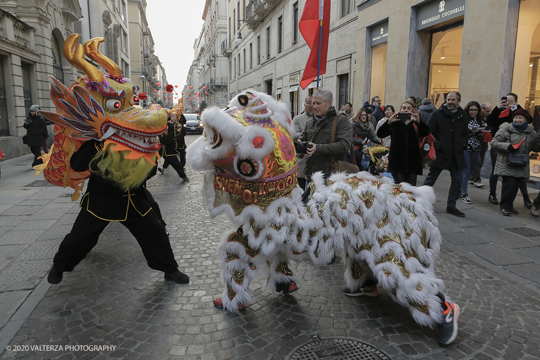 _X9B0737.jpg - 24/01/2020. Torino. Torino festeggia il Capodanno Cinese. Le 10 associazioni che riuniscono la comunitÃ  cinese di Torino hanno organizzato dal 24 al 26 gennaio un ricco programma di appuntamenti ed eventi per celebrare la festa piÃ¹ importante nel paese del Dragone. Nella foto la parata di apertura del capodanno cinese e danza beneaugurale del drago e del leone.