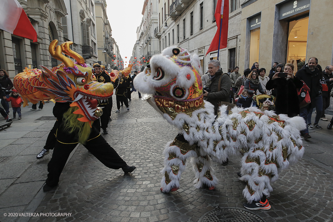 _X9B0738.jpg - 24/01/2020. Torino. Torino festeggia il Capodanno Cinese. Le 10 associazioni che riuniscono la comunitÃ  cinese di Torino hanno organizzato dal 24 al 26 gennaio un ricco programma di appuntamenti ed eventi per celebrare la festa piÃ¹ importante nel paese del Dragone. Nella foto la parata di apertura del capodanno cinese e danza beneaugurale del drago e del leone.