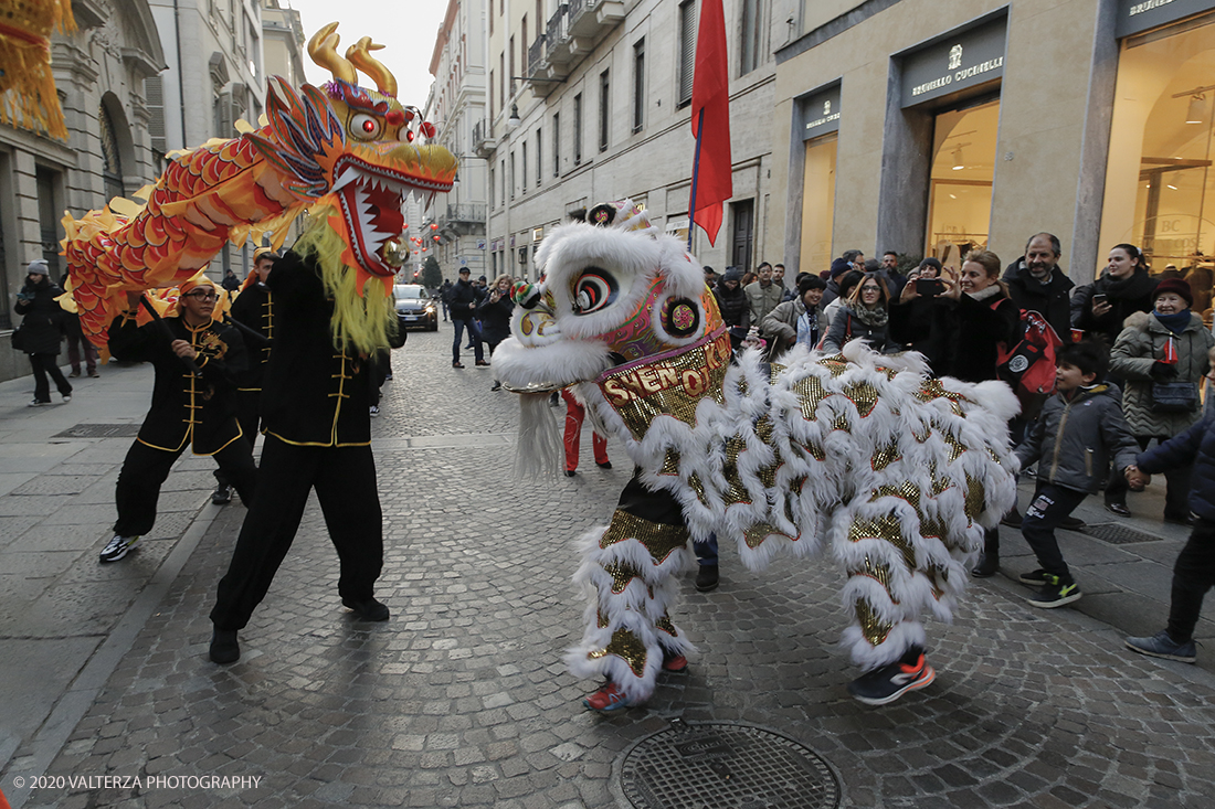 _X9B0740.jpg - 24/01/2020. Torino. Torino festeggia il Capodanno Cinese. Le 10 associazioni che riuniscono la comunitÃ  cinese di Torino hanno organizzato dal 24 al 26 gennaio un ricco programma di appuntamenti ed eventi per celebrare la festa piÃ¹ importante nel paese del Dragone. Nella foto la parata di apertura del capodanno cinese e danza beneaugurale del drago e del leone.