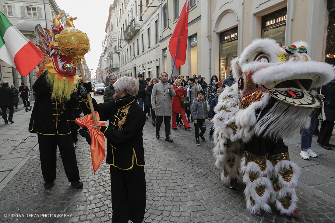 _X9B0747.jpg - 24/01/2020. Torino. Torino festeggia il Capodanno Cinese. Le 10 associazioni che riuniscono la comunitÃ  cinese di Torino hanno organizzato dal 24 al 26 gennaio un ricco programma di appuntamenti ed eventi per celebrare la festa piÃ¹ importante nel paese del Dragone. Nella foto la parata di apertura del capodanno cinese e danza beneaugurale del drago e del leone.