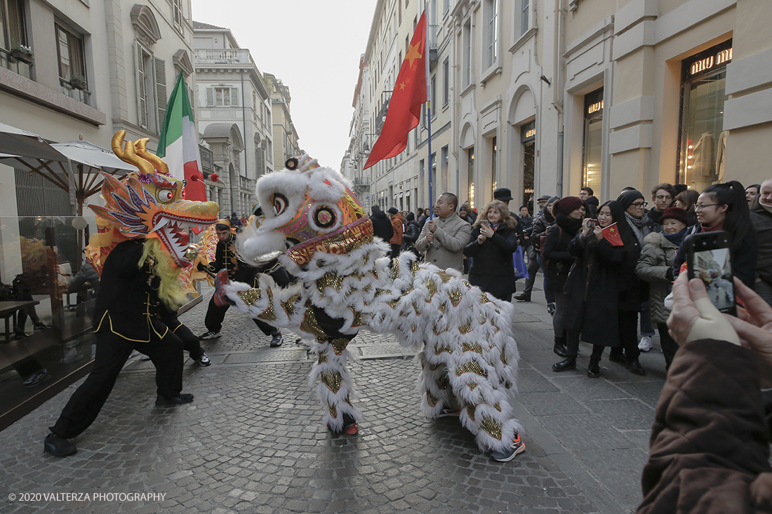 _X9B0755.jpg - 24/01/2020. Torino. Torino festeggia il Capodanno Cinese. Le 10 associazioni che riuniscono la comunitÃ  cinese di Torino hanno organizzato dal 24 al 26 gennaio un ricco programma di appuntamenti ed eventi per celebrare la festa piÃ¹ importante nel paese del Dragone. Nella foto la parata di apertura del capodanno cinese e danza beneaugurale del drago e del leone.