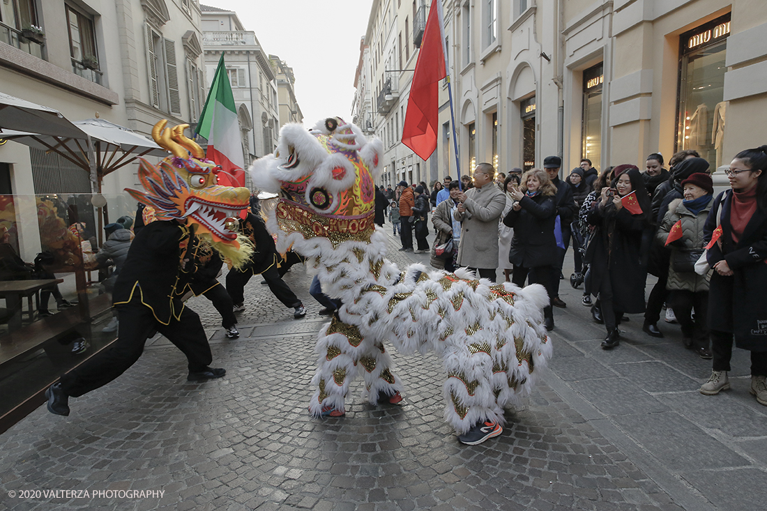 _X9B0757.jpg - 24/01/2020. Torino. Torino festeggia il Capodanno Cinese. Le 10 associazioni che riuniscono la comunitÃ  cinese di Torino hanno organizzato dal 24 al 26 gennaio un ricco programma di appuntamenti ed eventi per celebrare la festa piÃ¹ importante nel paese del Dragone. Nella foto la parata di apertura del capodanno cinese e danza beneaugurale del drago e del leone.