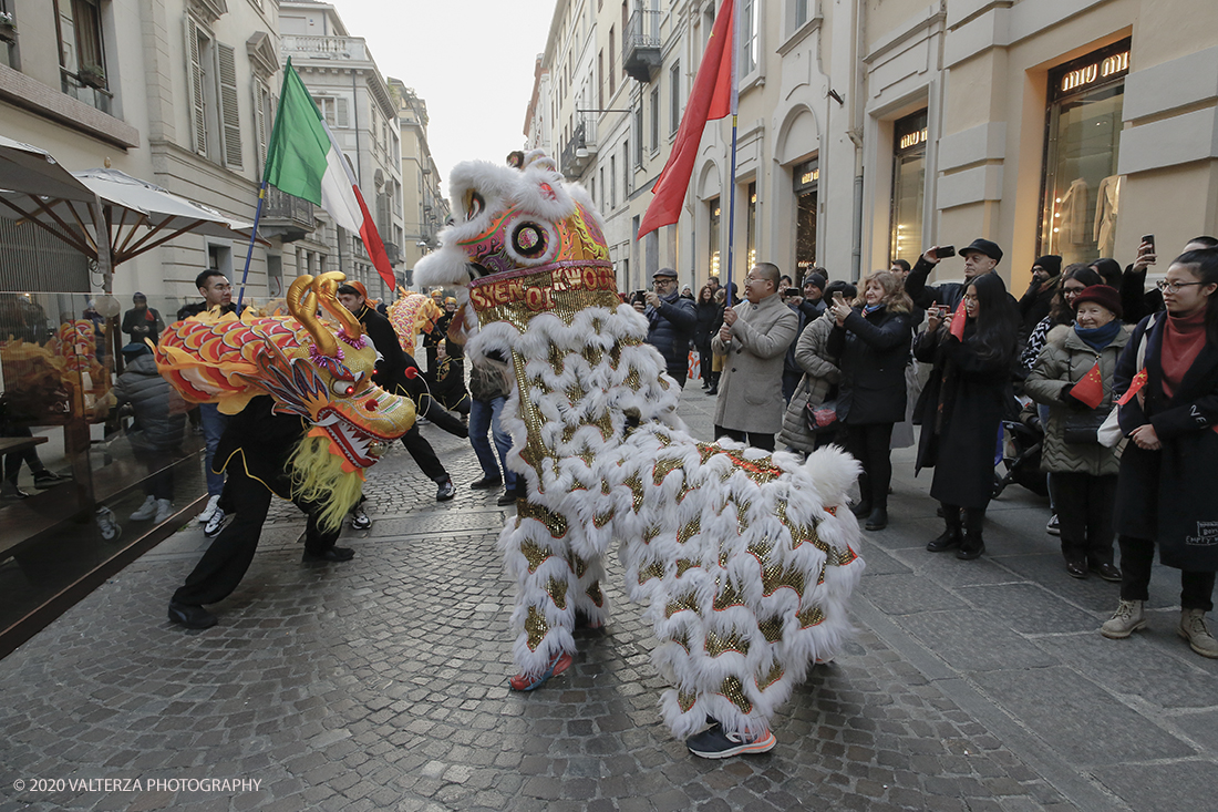 _X9B0763.jpg - 24/01/2020. Torino. Torino festeggia il Capodanno Cinese. Le 10 associazioni che riuniscono la comunitÃ  cinese di Torino hanno organizzato dal 24 al 26 gennaio un ricco programma di appuntamenti ed eventi per celebrare la festa piÃ¹ importante nel paese del Dragone. Nella foto la parata di apertura del capodanno cinese e danza beneaugurale del drago e del leone.