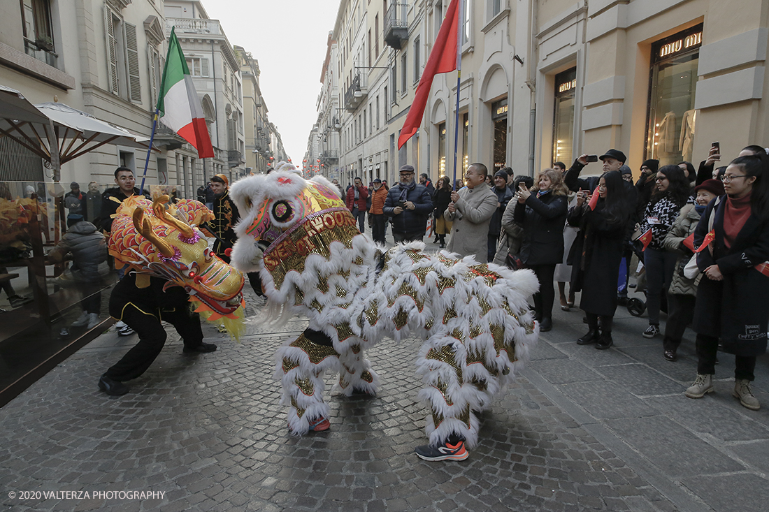 _X9B0764.jpg - 24/01/2020. Torino. Torino festeggia il Capodanno Cinese. Le 10 associazioni che riuniscono la comunitÃ  cinese di Torino hanno organizzato dal 24 al 26 gennaio un ricco programma di appuntamenti ed eventi per celebrare la festa piÃ¹ importante nel paese del Dragone. Nella foto la parata di apertura del capodanno cinese e danza beneaugurale del drago e del leone.