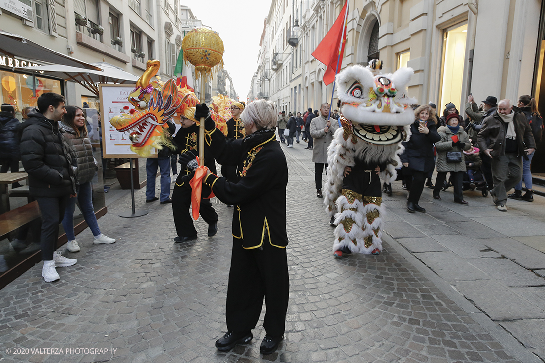 _X9B0767.jpg - 24/01/2020. Torino. Torino festeggia il Capodanno Cinese. Le 10 associazioni che riuniscono la comunitÃ  cinese di Torino hanno organizzato dal 24 al 26 gennaio un ricco programma di appuntamenti ed eventi per celebrare la festa piÃ¹ importante nel paese del Dragone. Nella foto la parata di apertura del capodanno cinese e danza beneaugurale del drago e del leone.