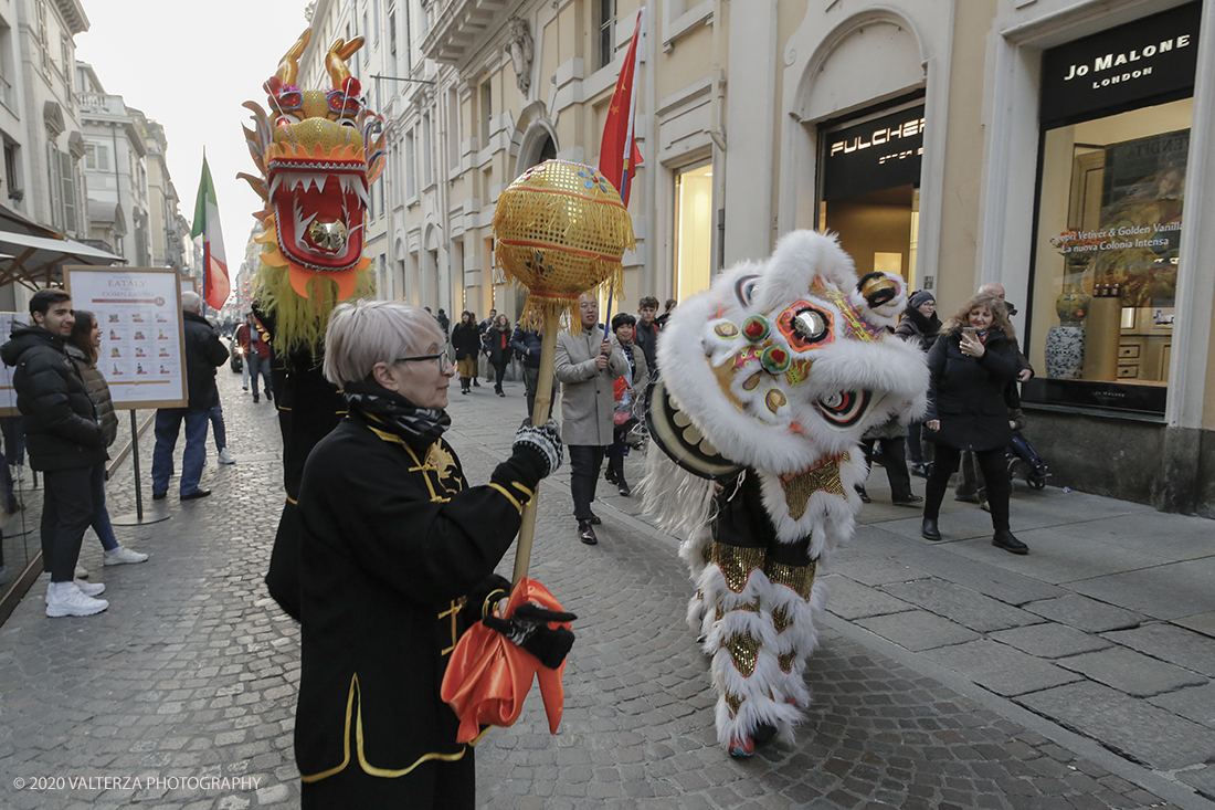 _X9B0773.jpg - 24/01/2020. Torino. Torino festeggia il Capodanno Cinese. Le 10 associazioni che riuniscono la comunitÃ  cinese di Torino hanno organizzato dal 24 al 26 gennaio un ricco programma di appuntamenti ed eventi per celebrare la festa piÃ¹ importante nel paese del Dragone. Nella foto la parata di apertura del capodanno cinese e danza beneaugurale del drago e del leone.