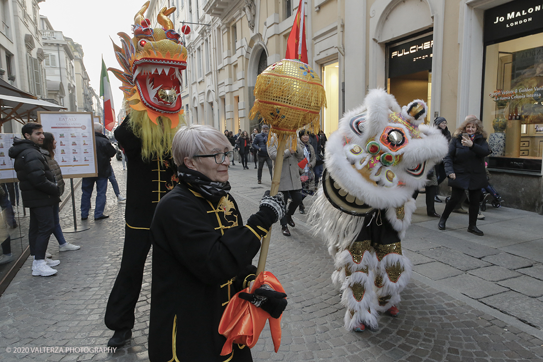 _X9B0774.jpg - 24/01/2020. Torino. Torino festeggia il Capodanno Cinese. Le 10 associazioni che riuniscono la comunitÃ  cinese di Torino hanno organizzato dal 24 al 26 gennaio un ricco programma di appuntamenti ed eventi per celebrare la festa piÃ¹ importante nel paese del Dragone. Nella foto la parata di apertura del capodanno cinese e danza beneaugurale del drago e del leone.