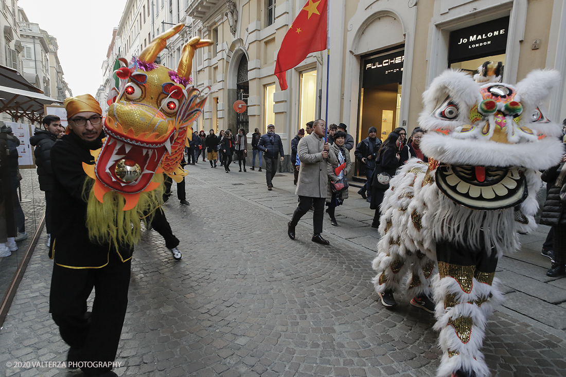 _X9B0775.jpg - 24/01/2020. Torino. Torino festeggia il Capodanno Cinese. Le 10 associazioni che riuniscono la comunitÃ  cinese di Torino hanno organizzato dal 24 al 26 gennaio un ricco programma di appuntamenti ed eventi per celebrare la festa piÃ¹ importante nel paese del Dragone. Nella foto la parata di apertura del capodanno cinese e danza beneaugurale del drago e del leone.