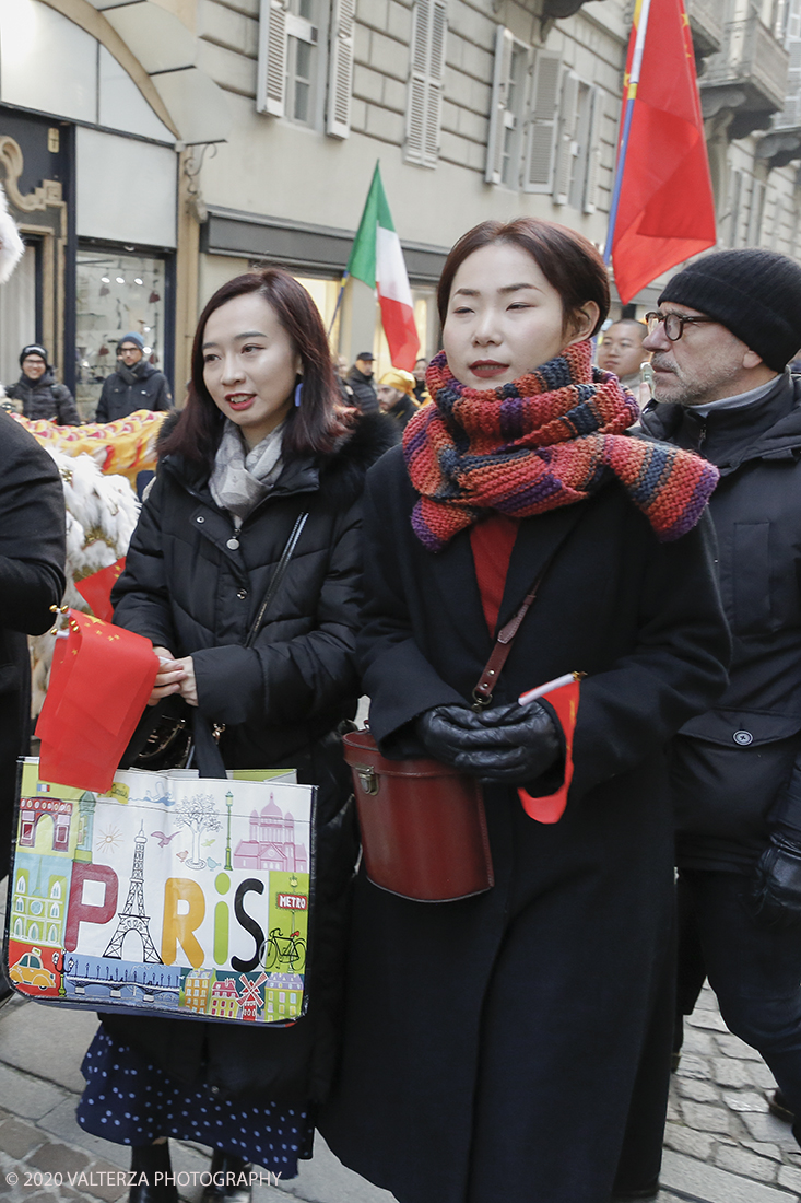 _X9B0777.jpg - 24/01/2020. Torino. Torino festeggia il Capodanno Cinese. Le 10 associazioni che riuniscono la comunitÃ  cinese di Torino hanno organizzato dal 24 al 26 gennaio un ricco programma di appuntamenti ed eventi per celebrare la festa piÃ¹ importante nel paese del Dragone. Nella foto la parata di apertura del capodanno cinese e danza beneaugurale del drago e del leone.