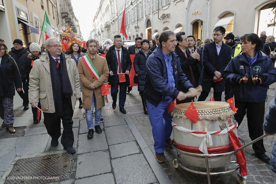 _X9B0788.jpg - 24/01/2020. Torino. Torino festeggia il Capodanno Cinese. Le 10 associazioni che riuniscono la comunitÃ  cinese di Torino hanno organizzato dal 24 al 26 gennaio un ricco programma di appuntamenti ed eventi per celebrare la festa piÃ¹ importante nel paese del Dragone. Nella foto la parata di apertura del capodanno cinese e danza beneaugurale del drago e del leone.