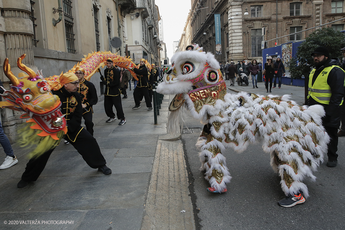 _X9B0812.jpg - 24/01/2020. Torino. Torino festeggia il Capodanno Cinese. Le 10 associazioni che riuniscono la comunitÃ  cinese di Torino hanno organizzato dal 24 al 26 gennaio un ricco programma di appuntamenti ed eventi per celebrare la festa piÃ¹ importante nel paese del Dragone. Nella foto la parata di apertura del capodanno cinese e danza beneaugurale del drago e del leone.