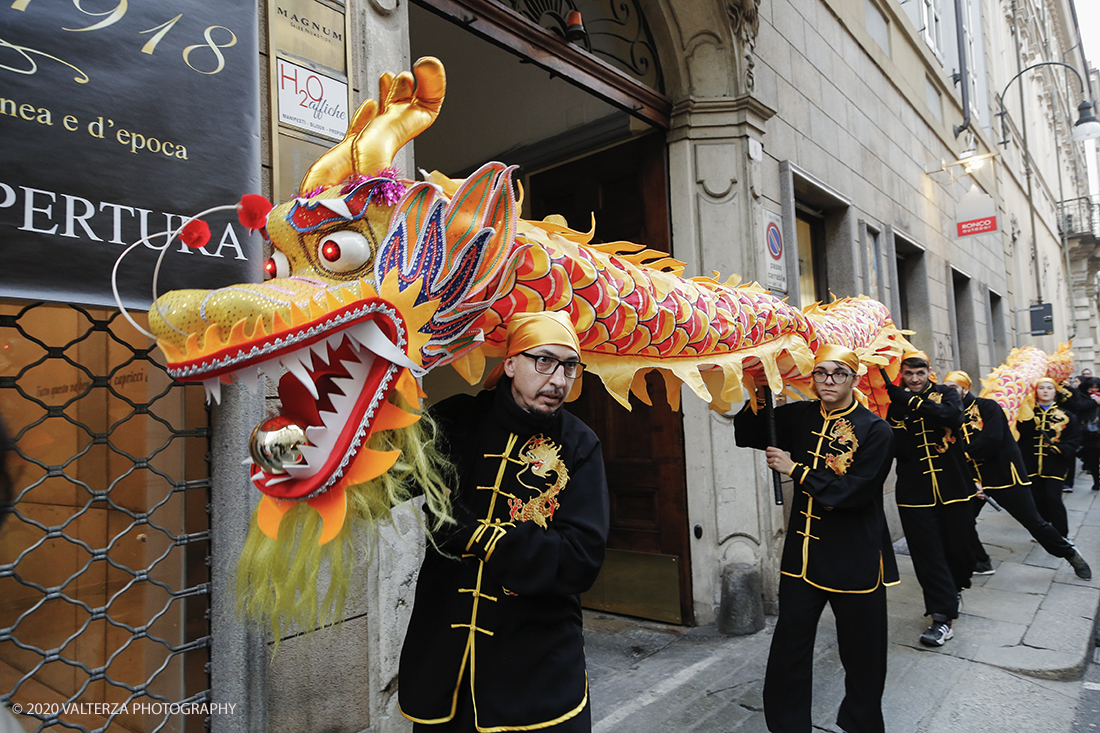 _X9B0818.jpg - 24/01/2020. Torino. Torino festeggia il Capodanno Cinese. Le 10 associazioni che riuniscono la comunitÃ  cinese di Torino hanno organizzato dal 24 al 26 gennaio un ricco programma di appuntamenti ed eventi per celebrare la festa piÃ¹ importante nel paese del Dragone. Nella foto la parata di apertura del capodanno cinese e danza beneaugurale del drago e del leone.