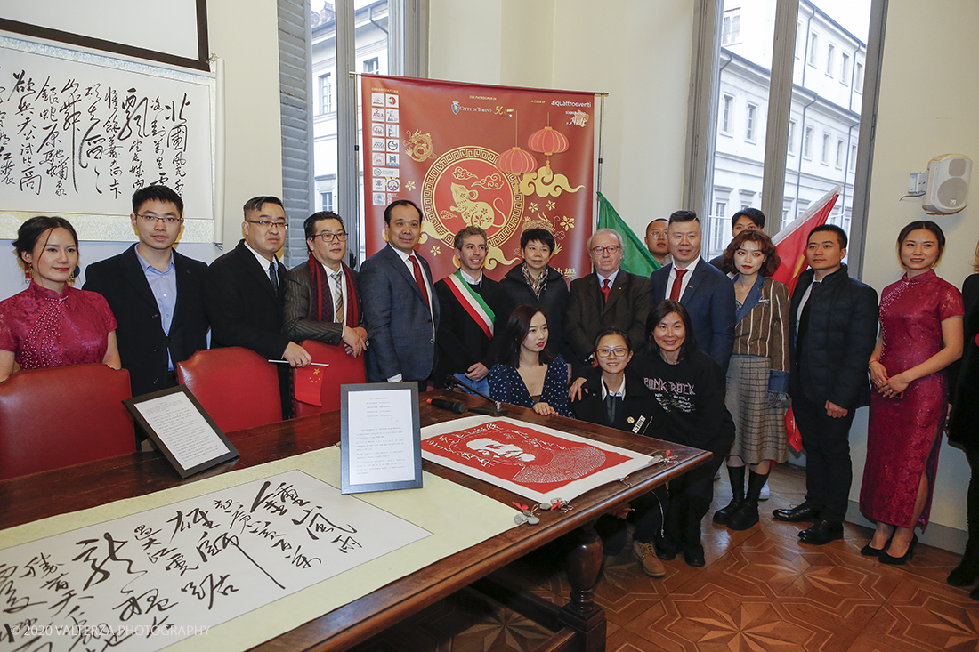 _X9B0842.jpg - 24/01/2020. Torino. Torino festeggia il Capodanno Cinese. Le 10 associazioni che riuniscono la comunitÃ  cinese di Torino hanno organizzato dal 24 al 26 gennaio un ricco programma di appuntamenti ed eventi per celebrare la festa piÃ¹ importante nel paese del Dragone. Nella foto un momento della cerimonia di consegna dei premi internazionali Cina-Italia.