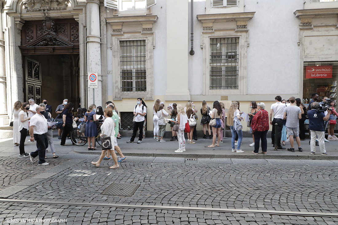 _G3I3336.jpg - 16/07/2020. Torino. Tutti in coda, dalle 10 del mattino davanti a Palazzo Saluzzo Paesana, per il casting del nuovo film diretto da Ronn Moss . Un film che si intitola Â«Viaggio a sorpresaÂ» e che verrÃ  girato da settembre in Puglia. Il casting Ã¨ organizzato dalla torinese CDH Cinema District Hub di Mirella Rocca e Domenico Barbano. Nella foto in coda per la strada davanti a Palazzo Paesana per partecipare  al casting