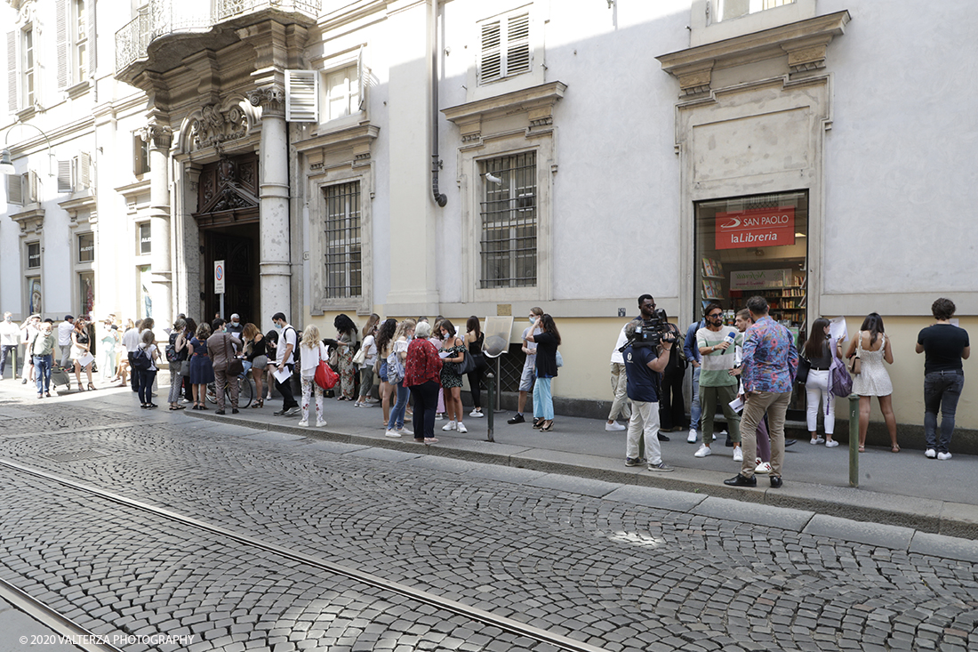 _G3I3337.jpg - 16/07/2020. Torino. Tutti in coda, dalle 10 del mattino davanti a Palazzo Saluzzo Paesana, per il casting del nuovo film diretto da Ronn Moss . Un film che si intitola Â«Viaggio a sorpresaÂ» e che verrÃ  girato da settembre in Puglia. Il casting Ã¨ organizzato dalla torinese CDH Cinema District Hub di Mirella Rocca e Domenico Barbano. Nella foto in coda per la strada davanti a Palazzo Paesana per partecipare  al casting