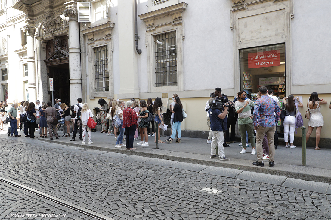 _G3I3342.jpg - 16/07/2020. Torino. Tutti in coda, dalle 10 del mattino davanti a Palazzo Saluzzo Paesana, per il casting del nuovo film diretto da Ronn Moss . Un film che si intitola Â«Viaggio a sorpresaÂ» e che verrÃ  girato da settembre in Puglia. Il casting Ã¨ organizzato dalla torinese CDH Cinema District Hub di Mirella Rocca e Domenico Barbano. Nella foto in coda per la strada davanti a Palazzo Paesana per partecipare  al casting