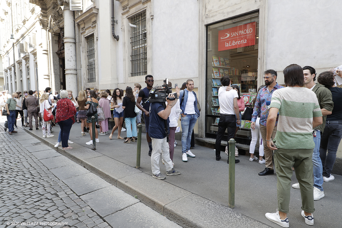 _G3I3347.jpg - 16/07/2020. Torino. Tutti in coda, dalle 10 del mattino davanti a Palazzo Saluzzo Paesana, per il casting del nuovo film diretto da Ronn Moss . Un film che si intitola Â«Viaggio a sorpresaÂ» e che verrÃ  girato da settembre in Puglia. Il casting Ã¨ organizzato dalla torinese CDH Cinema District Hub di Mirella Rocca e Domenico Barbano. Nella foto in coda per la strada davanti a Palazzo Paesana per partecipare  al casting