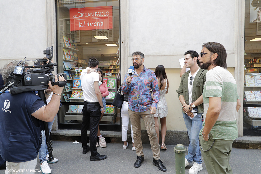 _G3I3350.jpg - 16/07/2020. Torino. Tutti in coda, dalle 10 del mattino davanti a Palazzo Saluzzo Paesana, per il casting del nuovo film diretto da Ronn Moss . Un film che si intitola Â«Viaggio a sorpresaÂ» e che verrÃ  girato da settembre in Puglia. Il casting Ã¨ organizzato dalla torinese CDH Cinema District Hub di Mirella Rocca e Domenico Barbano. Nella foto interviste di Luca&Max conduttori della trasmissione Poltronissima tra la gente in attesa nella strada per partecipare al casting