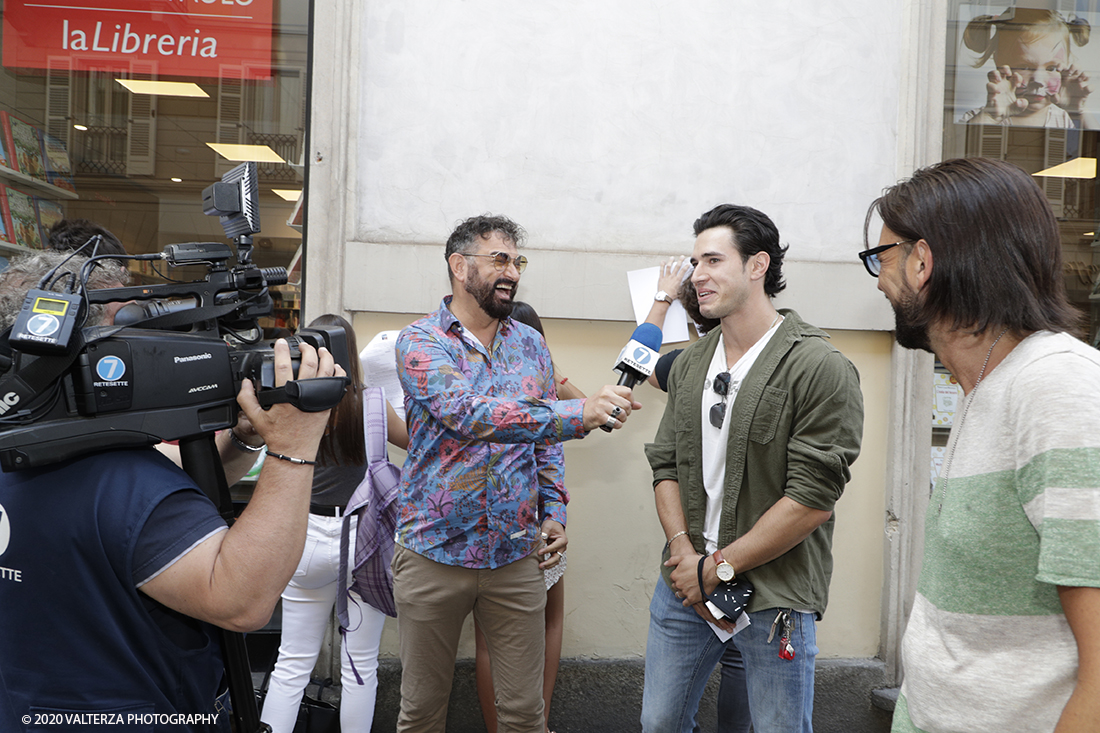 _G3I3354.jpg - 16/07/2020. Torino. Tutti in coda, dalle 10 del mattino davanti a Palazzo Saluzzo Paesana, per il casting del nuovo film diretto da Ronn Moss . Un film che si intitola Â«Viaggio a sorpresaÂ» e che verrÃ  girato da settembre in Puglia. Il casting Ã¨ organizzato dalla torinese CDH Cinema District Hub di Mirella Rocca e Domenico Barbano. Nella foto interviste di Luca&Max conduttori della trasmissione Poltronissima tra la gente in attesa nella strada per partecipare al casting