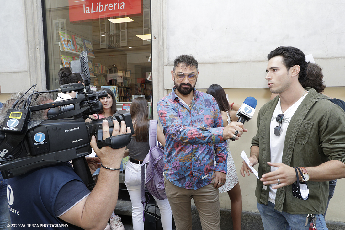 _G3I3359.jpg - 16/07/2020. Torino. Tutti in coda, dalle 10 del mattino davanti a Palazzo Saluzzo Paesana, per il casting del nuovo film diretto da Ronn Moss . Un film che si intitola Â«Viaggio a sorpresaÂ» e che verrÃ  girato da settembre in Puglia. Il casting Ã¨ organizzato dalla torinese CDH Cinema District Hub di Mirella Rocca e Domenico Barbano. Nella foto interviste di Luca&Max conduttori della trasmissione Poltronissima tra la gente in attesa nella strada per partecipare al casting