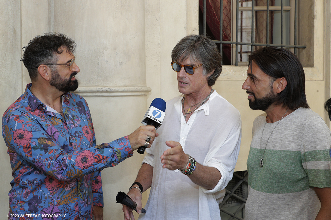 _G3I3525.jpg - 16/07/2020. Torino. Tutti in coda, dalle 10 del mattino davanti a Palazzo Saluzzo Paesana, per il casting del nuovo film diretto da Ronn Moss . Un film che si intitola Â«Viaggio a sorpresaÂ» e che verrÃ  girato da settembre in Puglia. Il casting Ã¨ organizzato dalla torinese CDH Cinema District Hub di Mirella Rocca e Domenico Barbano. Nella foto Ronn Moss intervistato da Luca&Max di Poltronissima.