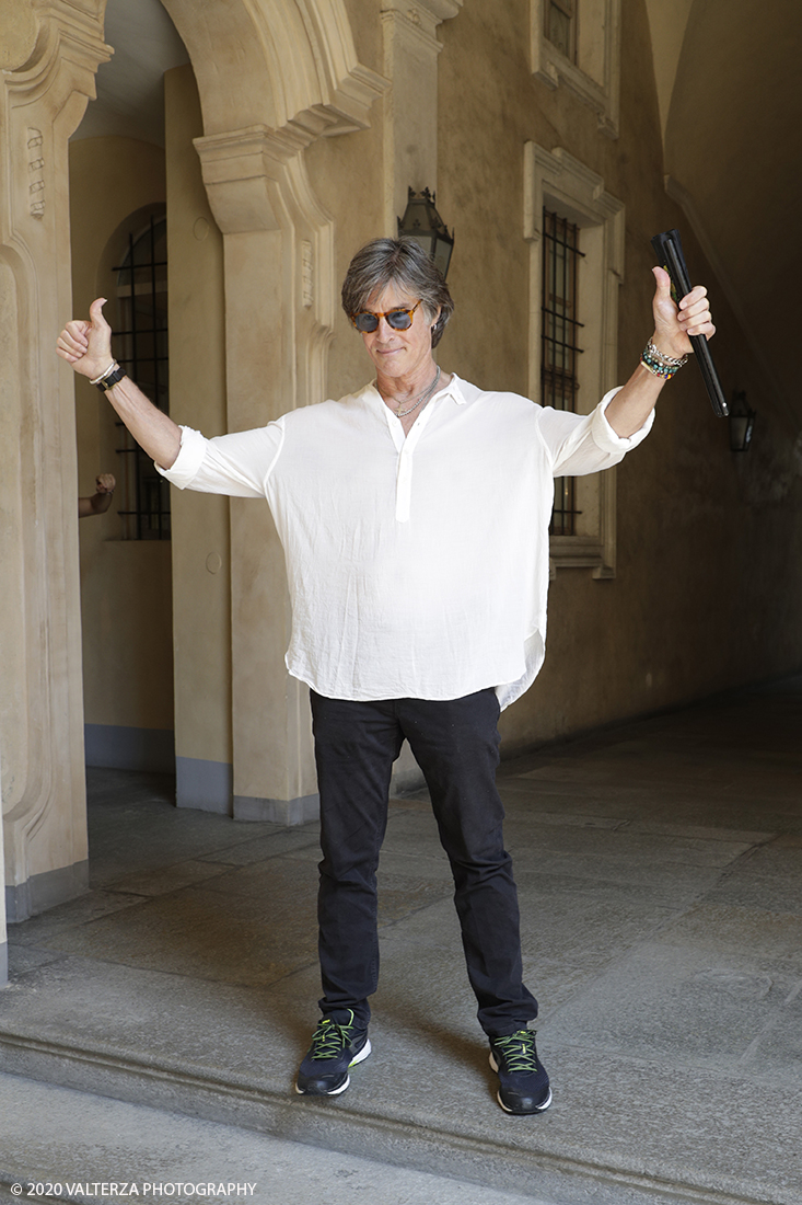 _G3I3580.jpg - 16/07/2020. Torino. Tutti in coda, dalle 10 del mattino davanti a Palazzo Saluzzo Paesana, per il casting del nuovo film diretto da Ronn Moss . Un film che si intitola Â«Viaggio a sorpresaÂ» e che verrÃ  girato da settembre in Puglia. Il casting Ã¨ organizzato dalla torinese CDH Cinema District Hub di Mirella Rocca e Domenico Barbano. Nella foto Ronn Moss