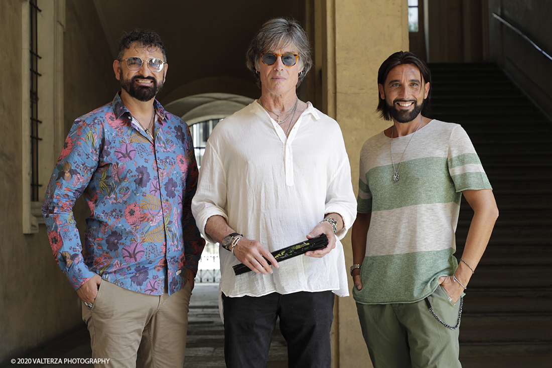 _G3I3673.jpg - 16/07/2020. Torino. Tutti in coda, dalle 10 del mattino davanti a Palazzo Saluzzo Paesana, per il casting del nuovo film diretto da Ronn Moss . Un film che si intitola Â«Viaggio a sorpresaÂ» e che verrÃ  girato da settembre in Puglia. Il casting Ã¨ organizzato dalla torinese CDH Cinema District Hub di Mirella Rocca e Domenico Barbano. Nella foto Luca&Max di Poltronissima con Ronn Moss