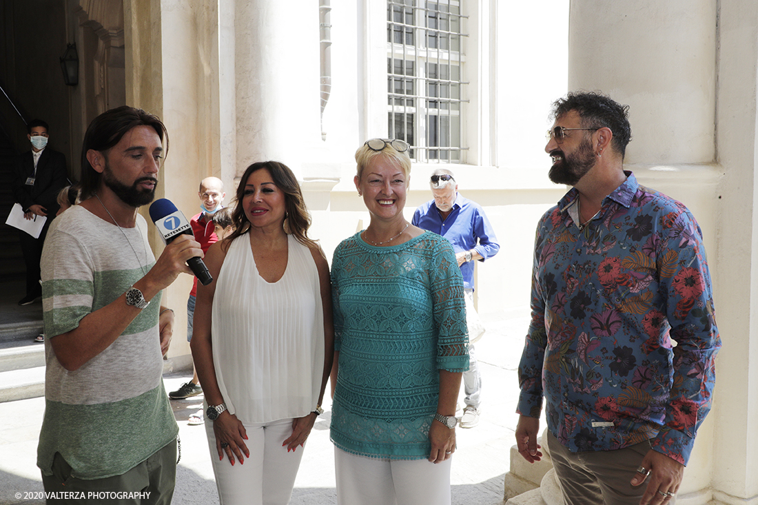 _G3I3675.jpg - 16/07/2020. Torino. Tutti in coda, dalle 10 del mattino davanti a Palazzo Saluzzo Paesana, per il casting del nuovo film diretto da Ronn Moss . Un film che si intitola Â«Viaggio a sorpresaÂ» e che verrÃ  girato da settembre in Puglia. Il casting Ã¨ organizzato dalla torinese CDH Cinema District Hub di Mirella Rocca e Domenico Barbano. Nella foto Luca&Max intervistano Mirella Rocca e Giovanna Arnoldi.