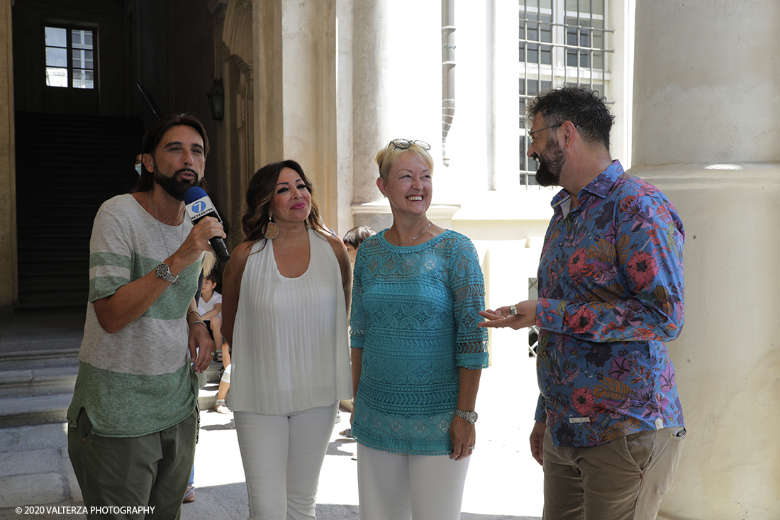 _G3I3680.jpg - 16/07/2020. Torino. Tutti in coda, dalle 10 del mattino davanti a Palazzo Saluzzo Paesana, per il casting del nuovo film diretto da Ronn Moss . Un film che si intitola Â«Viaggio a sorpresaÂ» e che verrÃ  girato da settembre in Puglia. Il casting Ã¨ organizzato dalla torinese CDH Cinema District Hub di Mirella Rocca e Domenico Barbano. Nella foto Luca&Max intervistano Mirella Rocca e Giovanna Arnoldi.