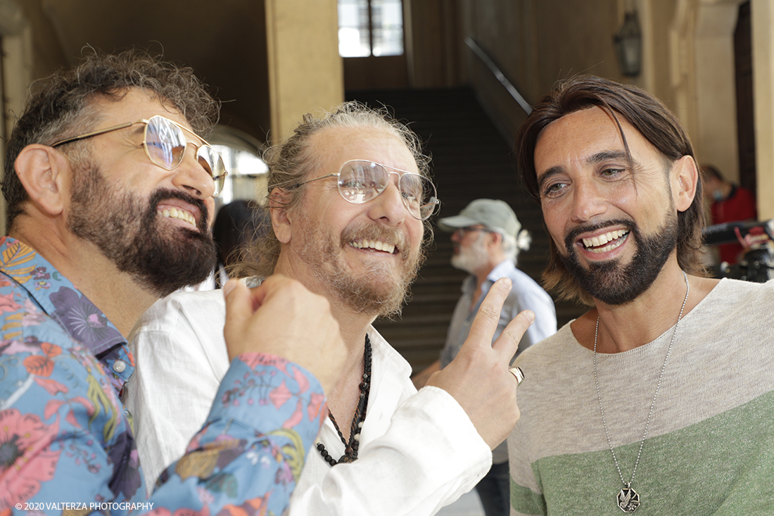 _G3I3733.jpg - 16/07/2020. Torino. Tutti in coda, dalle 10 del mattino davanti a Palazzo Saluzzo Paesana, per il casting del nuovo film diretto da Ronn Moss . Un film che si intitola Â«Viaggio a sorpresaÂ» e che verrÃ  girato da settembre in Puglia. Il casting Ã¨ organizzato dalla torinese CDH Cinema District Hub di Mirella Rocca e Domenico Barbano. Nella foto il Hair & Make Up Artist Marco Todaro con Luca&Max di Poltronisssima