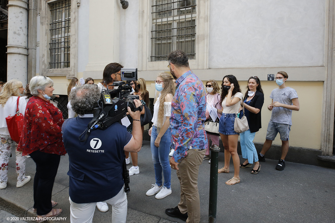 _X9B2151.jpg - 16/07/2020. Torino. Tutti in coda, dalle 10 del mattino davanti a Palazzo Saluzzo Paesana, per il casting del nuovo film diretto da Ronn Moss . Un film che si intitola Â«Viaggio a sorpresaÂ» e che verrÃ  girato da settembre in Puglia. Il casting Ã¨ organizzato dalla torinese CDH Cinema District Hub di Mirella Rocca e Domenico Barbano. Nella foto in coda per la strada davanti a Palazzo Paesana per partecipare  al casting