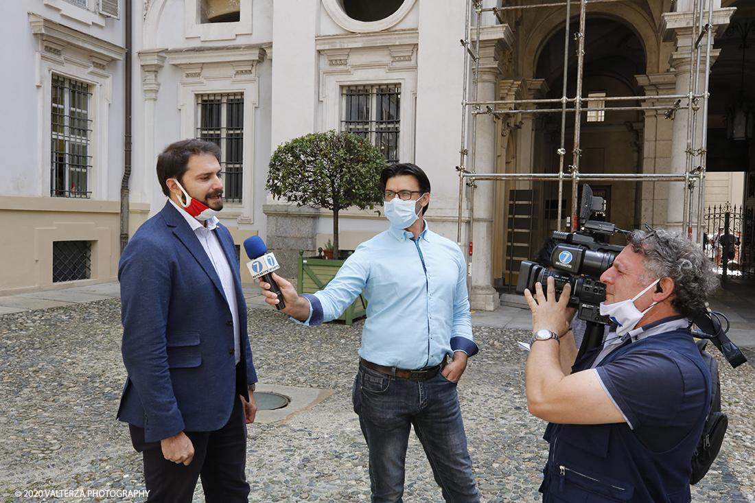 _X9B2257.jpg - 16/07/2020. Torino. Tutti in coda, dalle 10 del mattino davanti a Palazzo Saluzzo Paesana, per il casting del nuovo film diretto da Ronn Moss . Un film che si intitola Â«Viaggio a sorpresaÂ» e che verrÃ  girato da settembre in Puglia. Il casting Ã¨ organizzato dalla torinese CDH Cinema District Hub di Mirella Rocca e Domenico Barbano. Nella foto intervista a Maurizio Marrone responsabile regionale delle relazioni estere presente all'evento