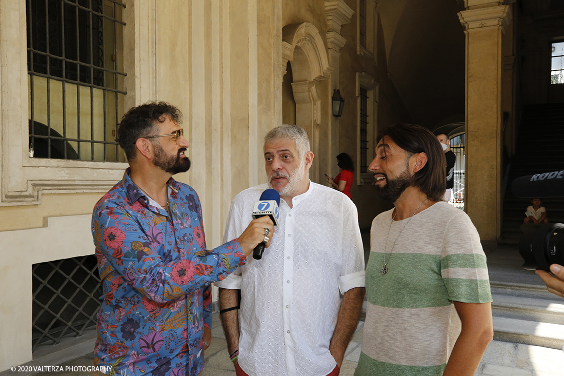 _X9B2324.jpg - 16/07/2020. Torino. Tutti in coda, dalle 10 del mattino davanti a Palazzo Saluzzo Paesana, per il casting del nuovo film diretto da Ronn Moss . Un film che si intitola Â«Viaggio a sorpresaÂ» e che verrÃ  girato da settembre in Puglia. Il casting Ã¨ organizzato dalla torinese CDH Cinema District Hub di Mirella Rocca e Domenico Barbano. Nella foto Luca&Max intervistano Domenico Barbano padrone di casa ed organizzatore del Casting