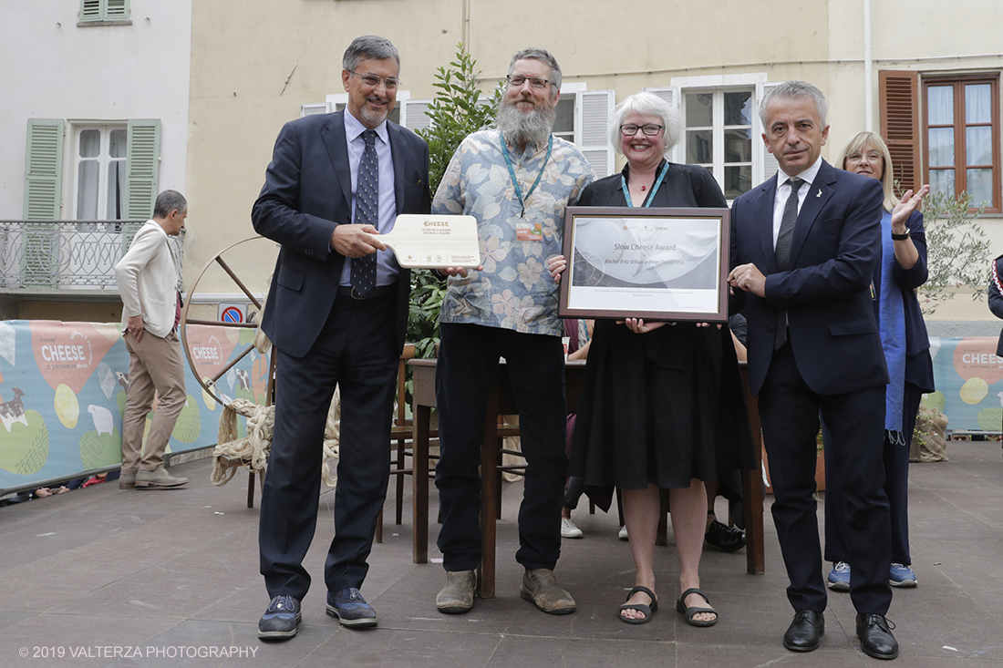 _G3I5029.jpg - 20/09/2019. Bra. Inaugurazione di Cheese 2019 con la presenza della ministra dell'agricoltura Teresa Bellanova.. Nella foto conferimento del premio della Resistenza casearia ai produttori RACHEL FRITZ SCHAAL E PETER DIXON, USA