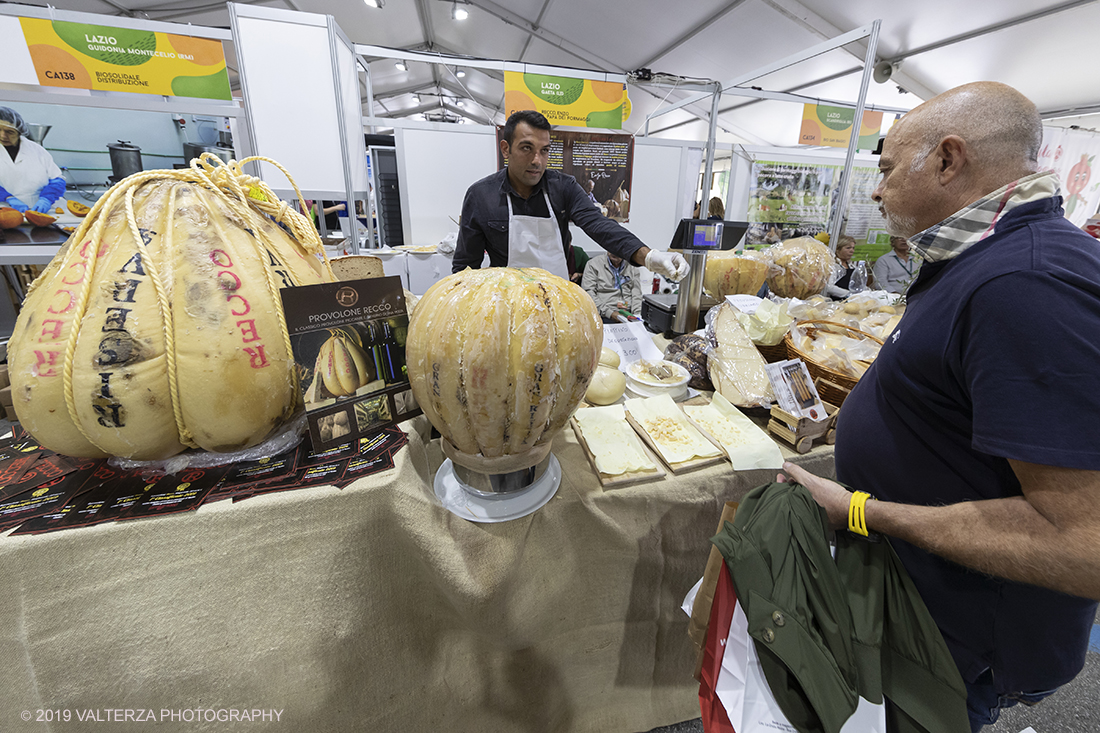 _G3I5481.jpg - 20/09/2019. Bra. Tema: "Naturale Ã¨ possibile"  Tema cruciale per il futuro del cibo, Naturale Ã¨ possibile costituisce idealmente una tappa del percorso che, partendo dal latte crudo, approda ai formaggi naturali, ovvero senza â€œbustineâ€� (batteri selezionati in laboratorio e riprodotti industrialmente da pochissime multinazionali), per dimostrare che essi sono piÃ¹ ricchi di biodiversitÃ  e autentica espressione dei territori di origine. E per ribadire che il ritorno a questo stile di produzione richiede piÃ¹ tempo e piÃ¹ esperienza, ma non Ã¨ affatto irrealizzabile.