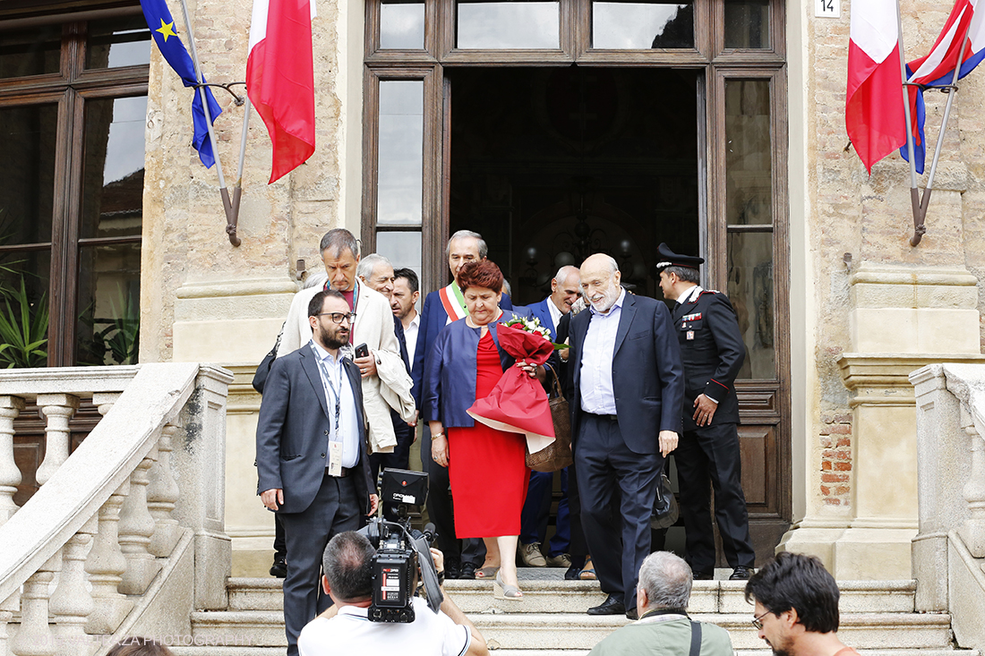 _X9B1375.jpg - 20/09/2019. Bra. Inaugurazione di Cheese 2019 con la presenza della ministra dell'agricoltura Teresa Bellanova.. Nella foto la Ministra Teresa Bellanova lascia il comune di Bra per dirigersi al palco della manifestazione.