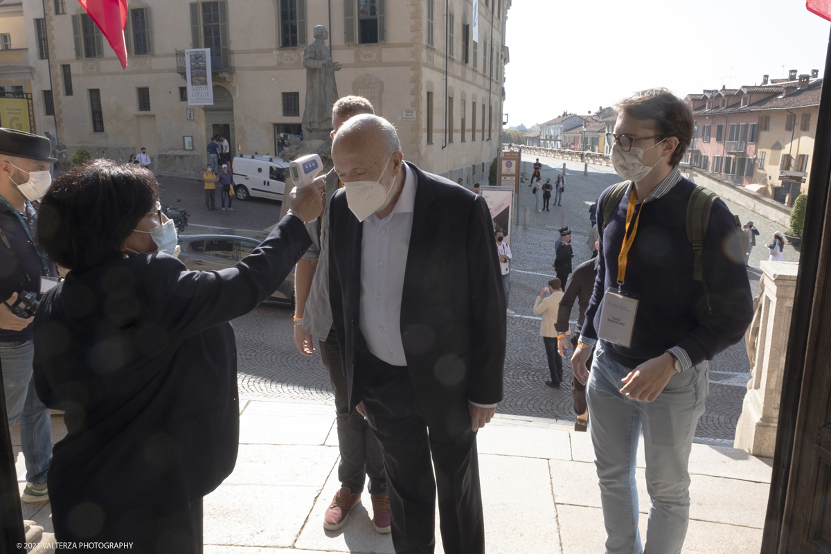 _DSF1024.jpg - 17/09/2021. Bra. Cheese, la manifestazione internazionale dedicata alle forme del latte, si tiene a Bra (Cn) dal 17 al 20 settembre 2021. Nella foto Carlo Petrini Presidente di Slow Food arriva in municipio per l'incontro con le autoritÃ 