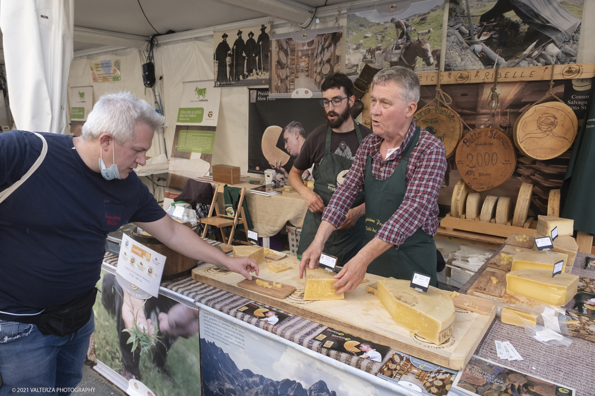 _DSF1584.jpg - 17/09/2021. Bra. Cheese Ã¨  la piÃ¹ importante fiera italiana dedicata al formaggio ai latticini ed al latte crudo. Nella foto stand di presidi slow food, nello specifico quello di Paolo Ciapparelli insignito del premio di Resistenza Casearia